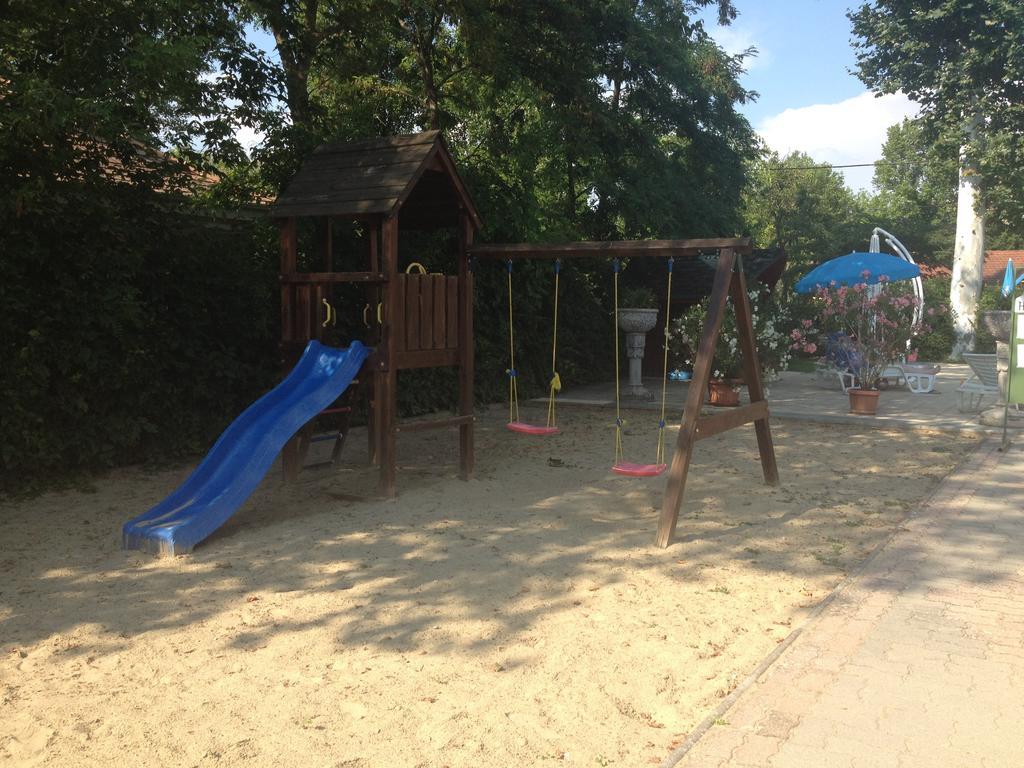 Hotel Family Balatonföldvár Exteriör bild